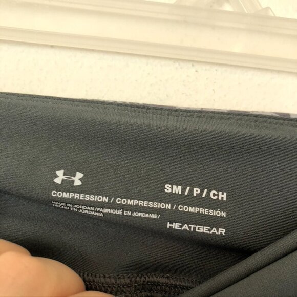 UNDER ARMOUR Mileage Printed Capri Gray Geometric Active Workout Leggings Small - Picture 5 of 12